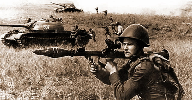 Типичный снимок из советских журналов — пехотинец с РПГ-7 в одном строю с танками