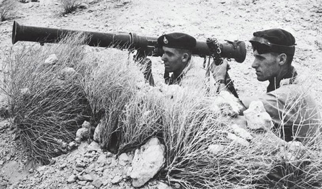 Британские морские пехотинцы с РПГ М20 Мk1 на позиции. Кувейт, 1961 год