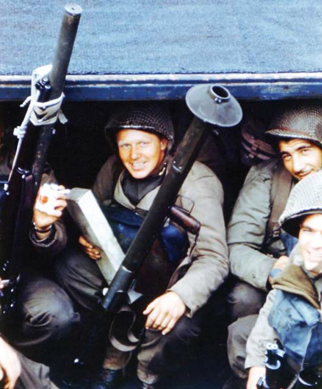 Бойцы штурмовой группы 2-го батальона рейнджеров с гранатометом М1А1 на борту десантного катера накануне высадки в Нормандии