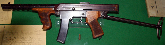 Пистолет-пулемёт Калашникова образца 1942 года в музейной экспозиции