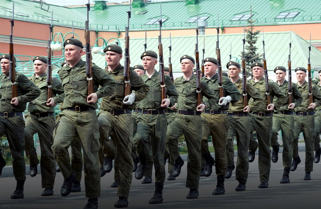 Тренировка военнослужащих 154-го отдельного комендантского Преображенского полка с карабинами СКС