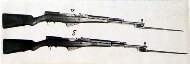 Опытные варианты карабина Симонова (а — СКС-14, б — СКС-15) со штыком в боевом положении