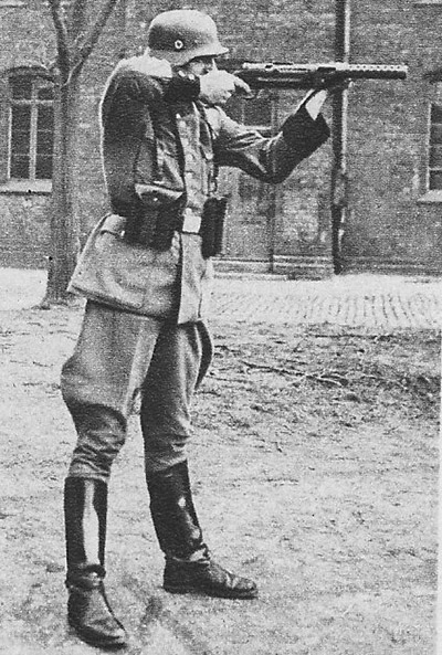 Немецкий солдат демонстрирует обращение с пистолетом-пулемётом MP.18