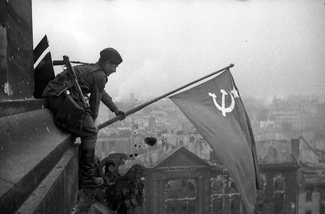 Знамя Победы над Рейхстагом. За спиной бойца, как нетрудно заметить, именно ППС