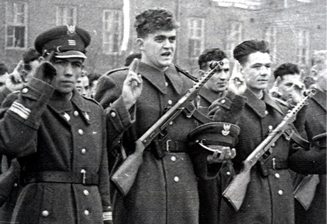 Польские военные с PPS wz. 1943/1952