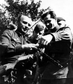 Конструктор Г.С. Шпагин объясняет устройство своего пистолета-пулемета фронтовикам. 1944 г