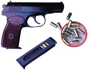 Штатный 9-мм пистолет Макарова ПМ с запасным магазином