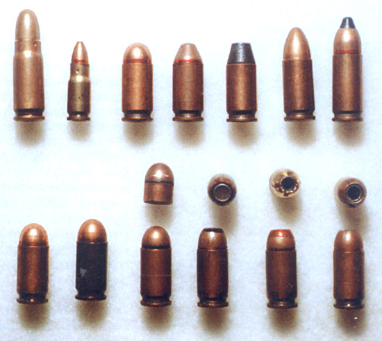Верхний ряд: пистолетные патроны 7,62х25 ТТ; 5,45х18 МПЦ; 9×18 ПМ; 9×18 ПММ (7Н16); 9х18 ПММ с порошковой пулей; 9×19 Парабеллум; 9×21. Нижний ряд – 9х18 ПМ (слева направо): с биметаллической гильзой; со стальной гильзой; с трассирующей пулей; с экспансивными пулями