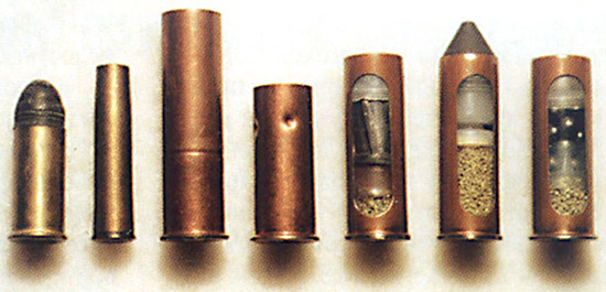 Револьверные патроны (слева направо): .42 Смит и Вессон Русский; 
7,62х38R Наган; 12,3х50; 12,3х35; 12,5×40 со свинцовой пулей; 12,5×40 
дробовой; 12,5×40 со стальной пулей