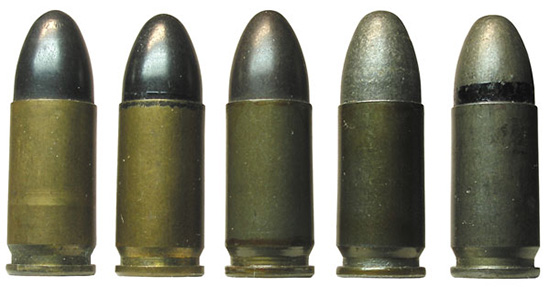 Патроны с пулями m.E. и SE: 1, 2 — патроны 08 m.E. в латунной гильзе; 
2 — патрон 08 m.E. для тропиков; 3 — патрон 08 m.E. со стальной 
лакированной гильзой; 4 — патрон с пулей SE, патрон с пулей SE для 
тропиков