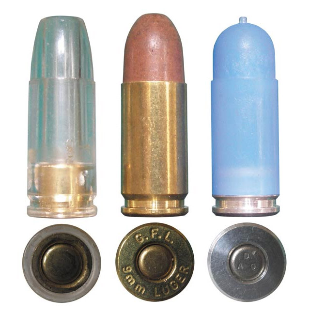 Практические короткобойные патроны 9х19 Luger — пластиковый дробовой, с 
разрушающейся пулей, с пластиковым корпусом (слева направо)