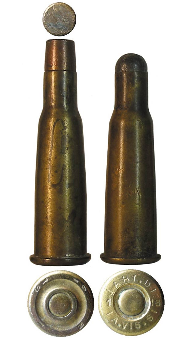 Короткобойные патроны калибра 8х50R Lebel французского (слева) и румынского (справа) производства