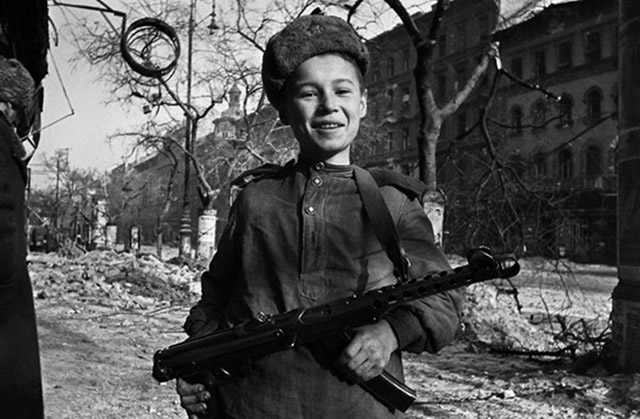 Сын полка с 7,62-мм пистолетом-пулемётом образца 1943 года системы Судаева (ППС-43) на улице Будапешта