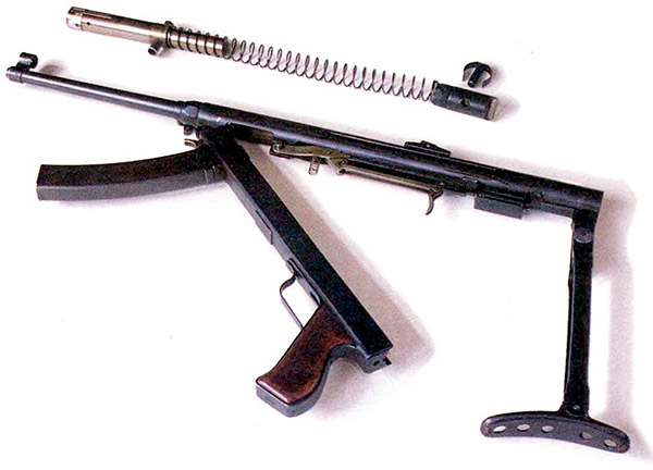 Пистолет-пулемет Коровина – неполная разборка. Вверху – затвор с возвратно-боевой пружиной
