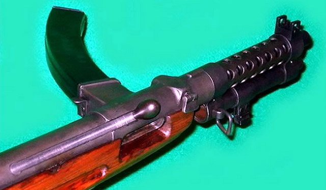 Установленный подствольный блок для штыка на пистолете-пулемёте Тип IIIC