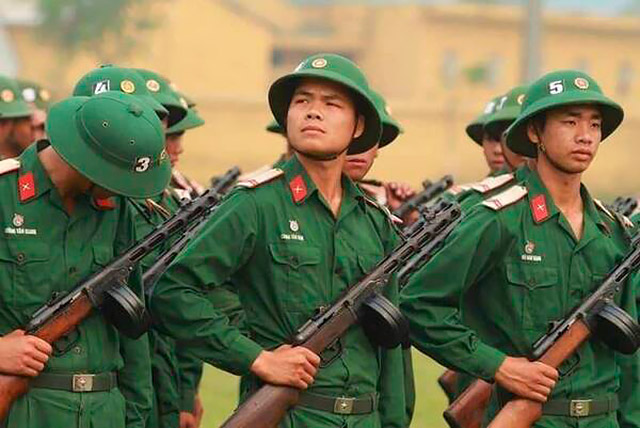 Вьетнамские военнослужащие с автоматами ППШ, 2020 год