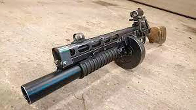 Модификация ППШ с коллиматором и укрепленным на кожухе подствольным гранатомётом M203