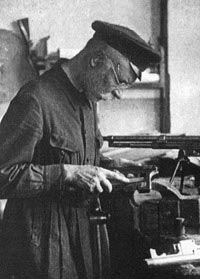 Ф.В. Токарев за изготовлением опытного образца малого автоматического пистолета. Тула, 1930 год