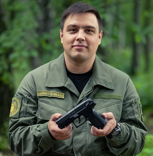 Конструктор Иван Козлов с пистолетом РГ120-2 в руках
