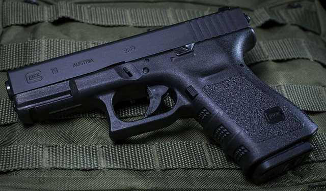 Glock 19 — компактная модификация исходного Glock 17, отличается 
укороченным стволом (102 мм против 114 мм) и штатным магазином на 15 
патронов вместо магазина на 17 патронов у Glock 17