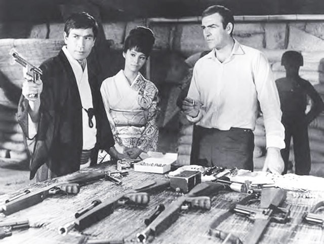 Джеймс Бонд в «Ниндзя» с полным набором гироскопических пистолетов, карабинов и боеприпасов