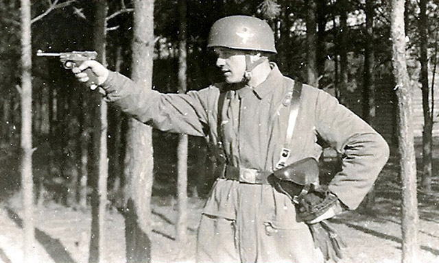 Немецкий десантник с «Люгером»