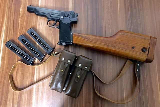 Автоматический пистолет Стечкина с пристегнутой деревянной кобурой и запасными магазинами