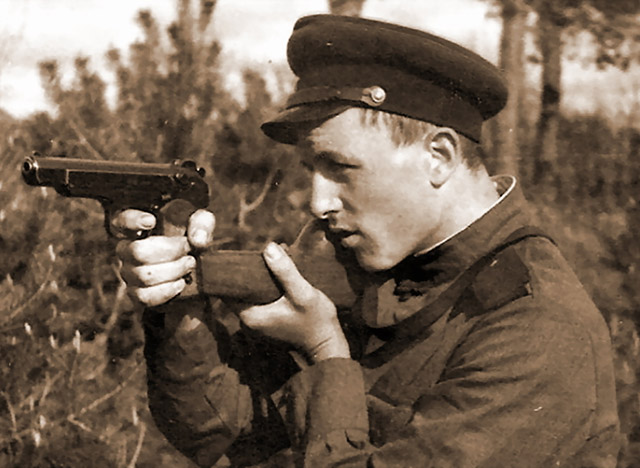 Стрельба из пистолета Стечкина с примкнутым прикладом