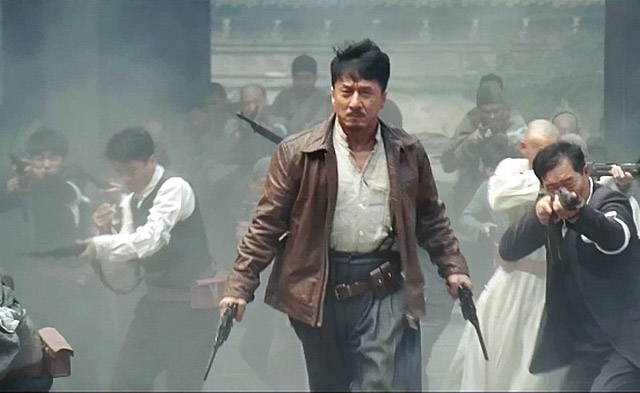 Культовый актёр с культовым оружием. Кадр из китайского фильма – Джеки Чан с двумя «маузерами» в руках