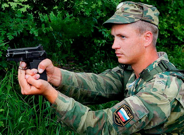 Боец спецназа ГРУ с пистолетом ПСС