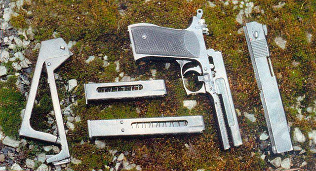 9-мм пистолет ОЦ-33 с отсоединёнными затвором, магазинами и прикладом