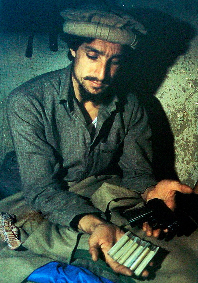 Ахмад Шах Масуд демонстрирует пистолет «Гроза» и патроны к нему, 1985 год