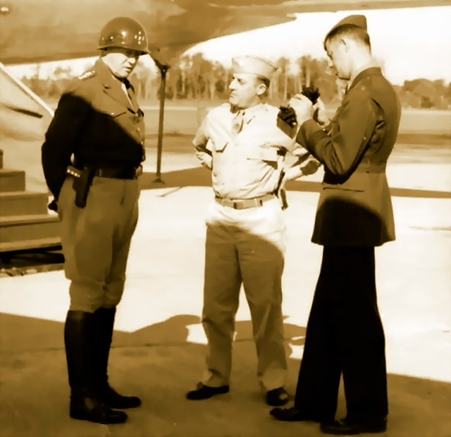 Джордж Паттон с пистолетом «Кольт» M1908 в открытой кобуре. Накладки на рукоятке украшены генеральскими звёздами