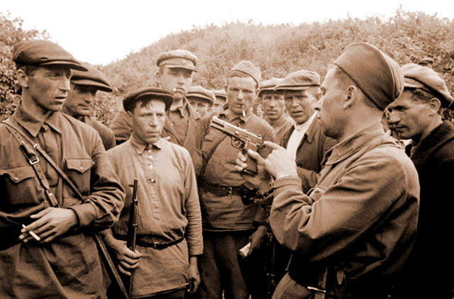 Командир Красной армии в звании капитана показывает устройство 
«Браунинга» GP-35 партизанам (или ополченцам). Фотография сделана в 
районе Смоленска в августе 1941 года