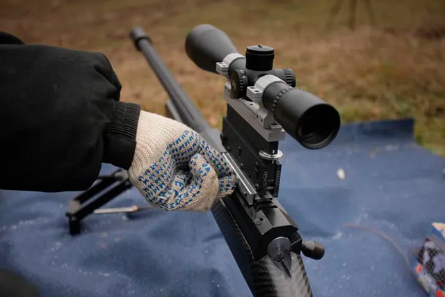 Для стрельбы снайперам зачастую необходимы еще и хорошие подзорные трубы
 