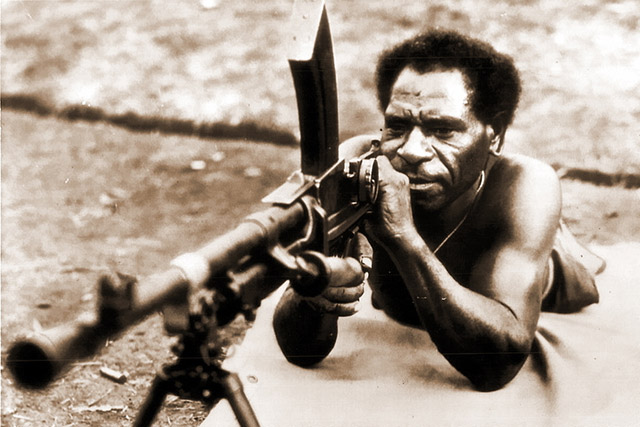 Представитель коренного населения Новой Гвинеи на учебных стрельбах с пулемётом Bren Mk.II, 1943 год