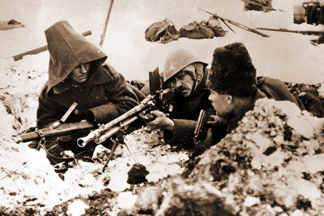 Румынские солдаты с пулемётом ZB-30 в заснеженном окопе под Сталинградом, зима 1942–1943 гг