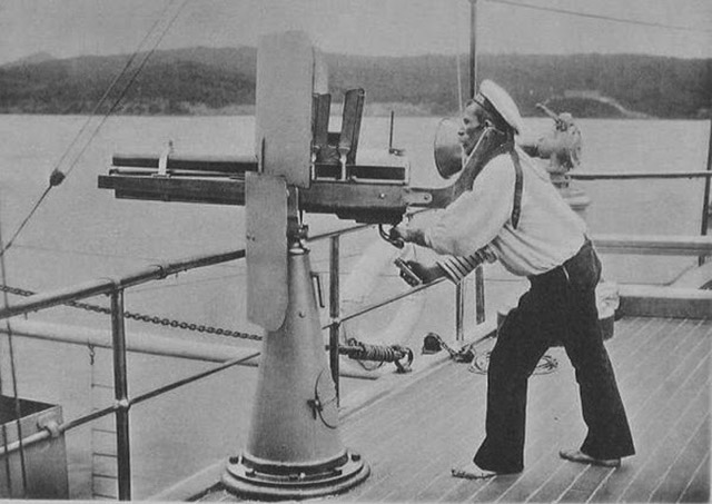 Пятиствольная 37-мм пушка Гочкиса на палубе российского корабля
