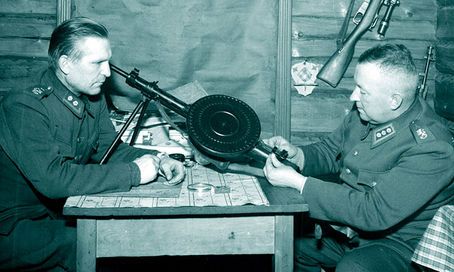 Финские офицеры изучают трофейный ДП-27. Захват большого количества 
советских ручных пулемётов стал причиной прекращения производства в 
Финляндии собственного ручного пулемёта «Лахти-Салоранта»