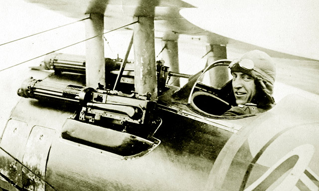 Лучший американский ас Первой мировой войны капитан Эдди Рикенбакер
 в кабине своего «Ньюпора», вооружённого в том числе и крупнокалиберным 
«Виккерсом». Из 26 его побед пять пришлись на аэростаты, и в этом деле 
крупный калибр был хорошим подспорьем