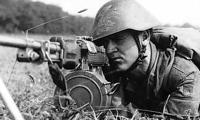 Солдат Народной армии ГДР с РПД-44