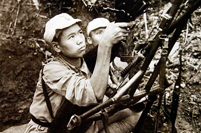 Солдаты молодой Китайской народной республики с «мадсеном» на станке