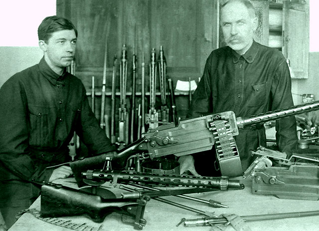 Известное фото известного оружейника: Ф.В. Токарев с сыном, 1925 год. 
Всё свободное пространство в кадре занимают пулемёты МТ и их детали и 
узлы