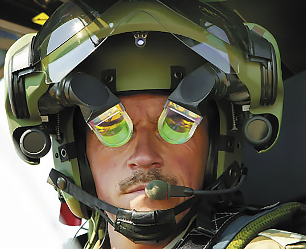 Шлем пилота с двумя рефлекторными дисплеями