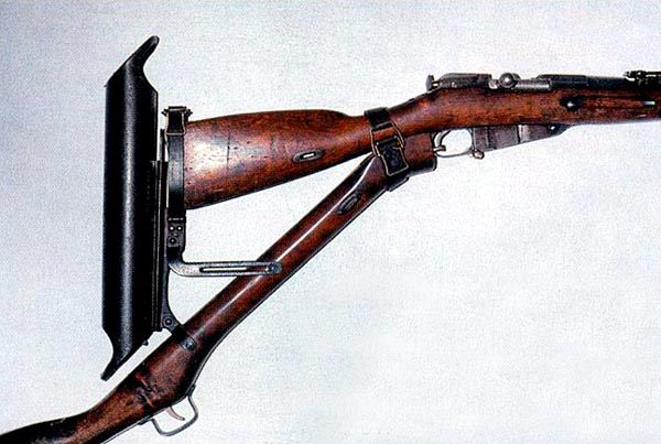 Трехлинейная магазинная винтовка Мосина обр. 1891 г., смонтированная в приспособление для стрельбы из-за укрытий. 1916 г.