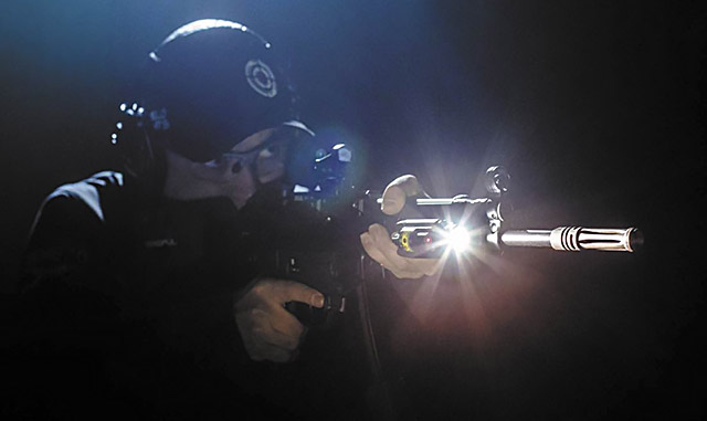 Многократный Чемпион Украины Виталий Педченко на своем карабине МКЕ Т94 
использует одну из первых моделей фонаря с ЛЦУ — Olight Baldr