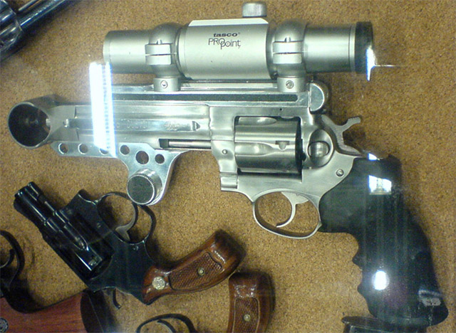 Револьвер для спортивной стрельбы под мощный патрон, оборудован дульным тормозом
