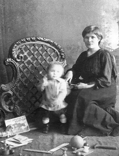 Первое в жизни фото. Лето 1921 года, Женя Драгунов с мамой. Не правда ли символично, среди любимых игрушек – молоток, инструмент будущего созидателя