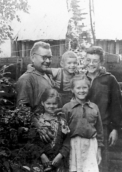 Евгений Фёдорович Драгунов с сыновьями Алексеем (в центре), Михаилом, дочерью Еленой (справа) и её подругой