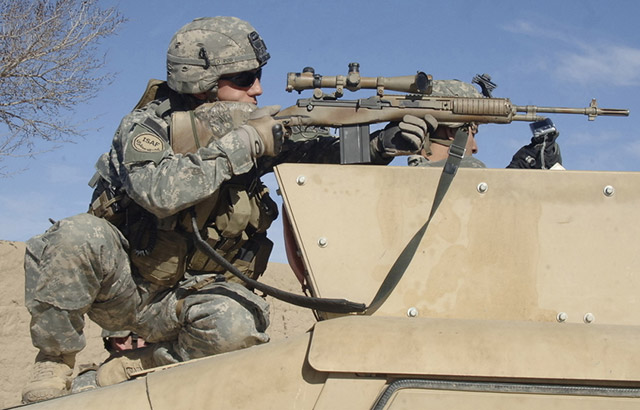 Американский снайпер в Ираке, вооружённый старой снайперской винтовкой M21